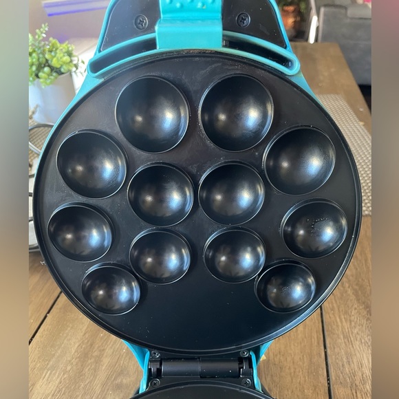 Cake Pop and Donut Hole Maker, Treat Maker, Easy Non Stick, Bella, Used in Box, - Picture 10 of 11